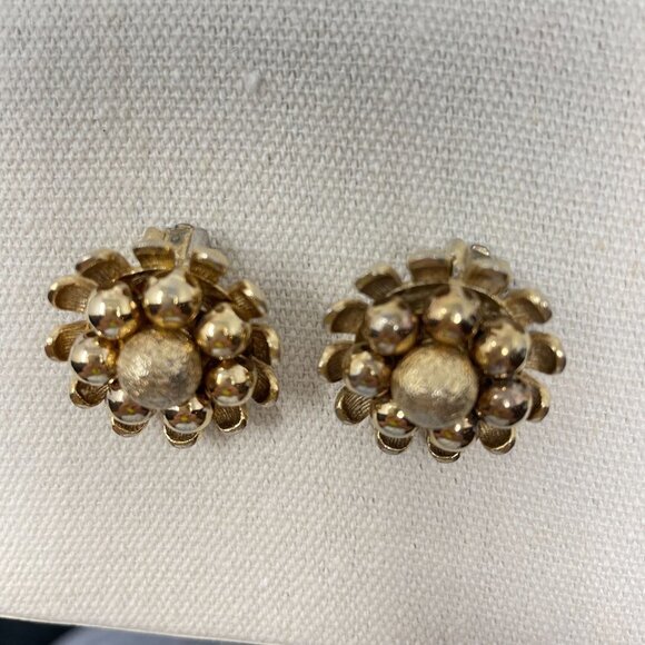 Vintage Kramer‎ Gold-Tone Clip-On Earrings Floral Design - Picture 5 of 8